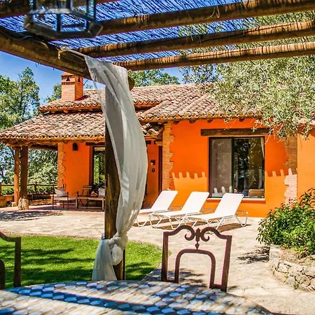 Nice In With Wifi, 4 Bedrooms And Outdoor Swimming Pool Dom wakacyjny