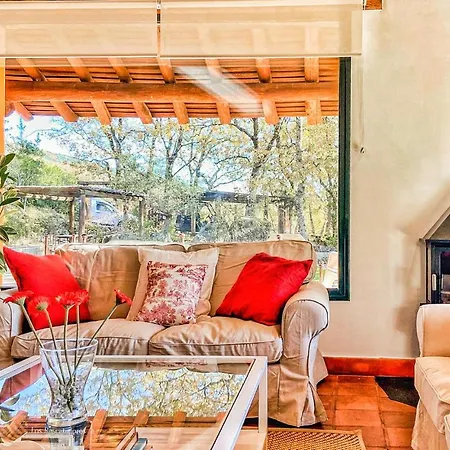 Dom wakacyjny Nice In With Wifi, 4 Bedrooms And Outdoor Swimming Pool Candeleda