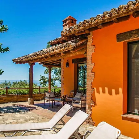 Dom wakacyjny Nice In With Wifi, 4 Bedrooms And Outdoor Swimming Pool Candeleda
