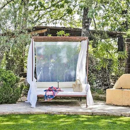 Dom wakacyjny Nice In With Wifi, 4 Bedrooms And Outdoor Swimming Pool Candeleda