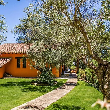 Dom wakacyjny Nice In With Wifi, 4 Bedrooms And Outdoor Swimming Pool Candeleda